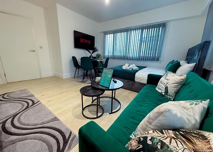 Modern 2 Bed Flat By Heathrow Airport, Free Parking