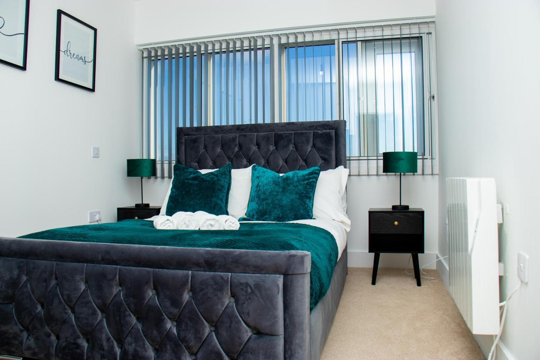 Modern 2 Bed Flat By Heathrow Airport, Free Parking Harmondsworth