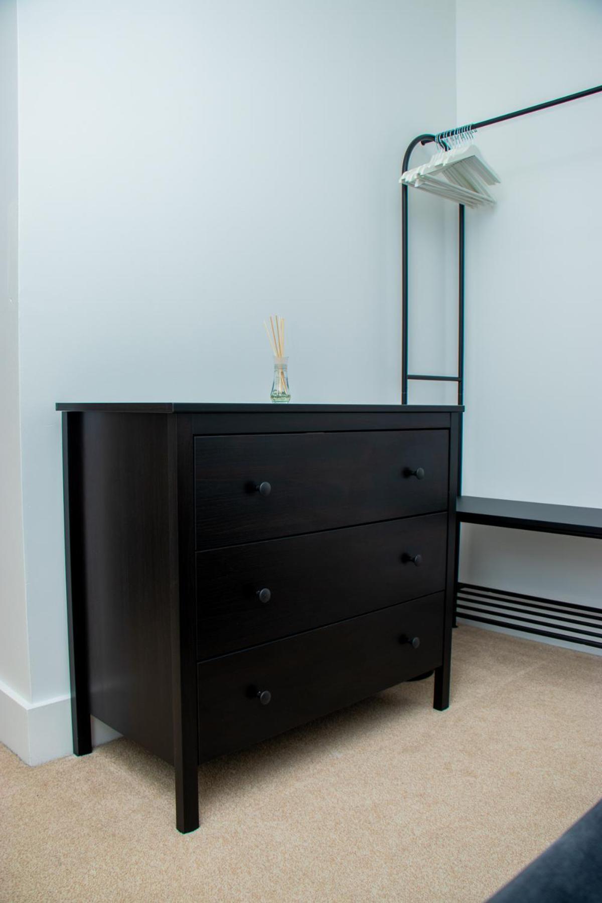 Modern 2 Bed Flat By Heathrow Airport, Free Parking * Harmondsworth